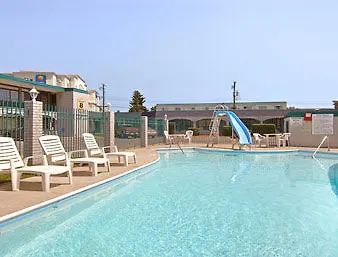 Super 8 Calgary Village